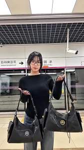 GROTT0 个 le Le 26 New color toast hobo Stylish and minimalist vegan leather shoulder bag with a soft design