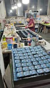 Tượng nhỏ người lùn tưới nước trong vườn ngoài trời sáng tạo chân thực trang trí vườn thủ công bằng nhựa