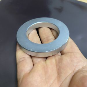 Nam châm loa D70x10 lỗ 45- Nam châm trắng N52 siêu cường