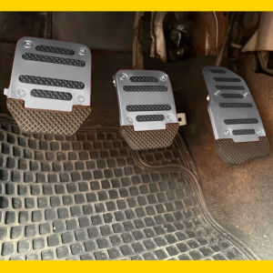 อลูมิเนียมอลูมิเนียมป้องกันแรงเสียดทานเกียร์ธรรมดา/อัตโนมัติ ฝาครอบคันเร่ง เบรก คลัตช์ระหว่างประเทศ อุปกรณ์เสริมภายในของรถ