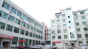 Nhẫn thời trang kiểu dáng châu Âu và Mỹ thiết kế hở bền màu. Nhẫn này được đeo ở ngón trỏ với kiểu dáng đơn giản nhưng vẫn thanh lịch và hiện đại. Được làm từ thép không gỉ nhẫn phù hợp cho mọi dịp dù là đi du lịch hay tham dự các sự kiện xã hội.