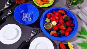 ชุดชามและจาน 2 ชุด อุปกรณ์รับประทานอาหารแบบปรับได้ ชุดอาหารสำหรับการป้อนอาหารด้วยตนเองพร้อมฐานดูด ไม่ลื่น ช้อนส้อมที่โค้งงอได้สำหรับผู้สูงอายุ ผู้พิการ ผู้มีอาการสั่นของมือ โรคข้ออักเสบ พาร์กินสัน (สีน้ำเงิน)