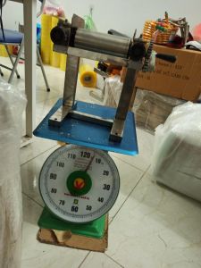 Máy cán mực nướng.Máy cán khô mực quay tay 17cm