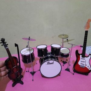 Hiasan Meja Pajangan Koleksi Miniatur Alat Musik Drum Gitar dan Biola 1 Set ( 3 macam ).