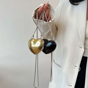 COPOTIYA ห่วงโซ่กระดูกงู กระเป๋าสะพายคาดลำตัวรูปความรัก จุได้มาก พียู PU กระเป๋าใส่ลิปสติก ลำลองแบบสบายๆ กระเป๋า Crossbody กระเป๋าสะพายไหล่กล่อง ปาร์ตี้งานปาร์ตี้