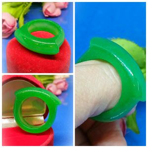 保证正品-緬甸天然翡翠绿玉棺材造型(寓意升官发财)指环也(可称为板指)巿场少见(天然翡翠绿握/穿着有冰凉的感觉)超大size(Size 31)-An Original Natural Burma Green Jade Ring