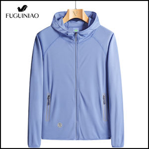 FUGUINIAO แจ็คเก็ตผู้ชายแจ็คเก็ตน้ำหนักเบา UP50 + แจ็คเก็ตป้องกันแสงแดดชุดตกปลาลำลองผ้าไหมน้ำแข็งแจ็คเก็ตแบบระบายอากาศได้กันแดดมีฮู้ดป้องกันรังสียูวี