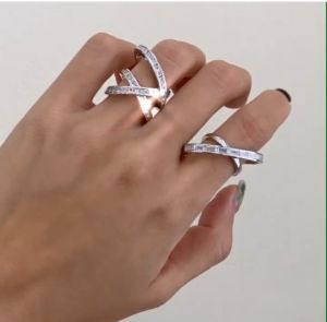 SWAN - Baguette Curve Ring แหวนเงินแท้ แหวนทรงไขว้ ฝังเพชรคิวบิกเซอร์โคเนีย cubic zirconia