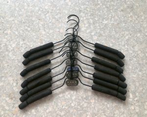 ไม้แขวนเสื้อ สีดำ ( มือ 2 ) สินค้าพร้อมส่งในไทยจ้า