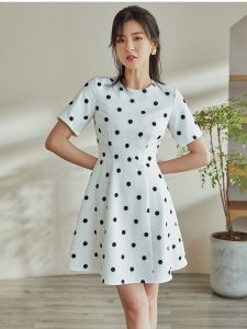 Đầm xòe chấm bi trắng cổ tròn sát tay ngắn