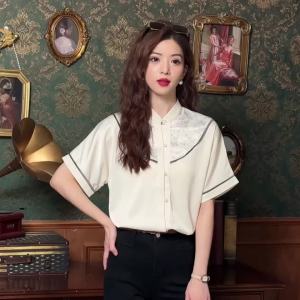 AMMIN2024 Sablon Bunga ชีฟองเสื้อแขนสั้นมีปกตั้งสไตล์วินเทจสำหรับผู้หญิงเสื้อเบลาส์กระดุมแถวเดียวสง่างามสไตล์เกาหลีฤดูร้อน