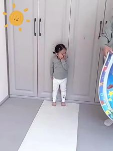 Thảm chơi nước có đèn LED SplashEZ 30" (76cm) giúp bé tập bò và phát triển giác quan có 3 con cá phát sáng 3 đồ chơi nổi không chứa BPA đạt chứng nhận CPSC dễ dàng vệ sinh thiết kế theo chủ đề đại dương.