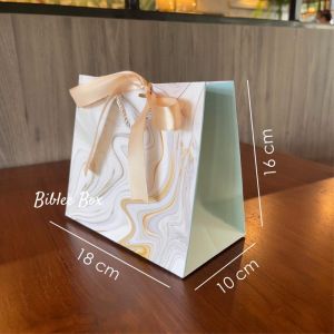 ::แพ็ค10ใบ:: ถุงกระดาษลายหินอ่อนเป็นคลื่นๆ ด้านข้างสีฟ้าครามอ่อน ริบบิ้น 1 เส้นสีทองอ่อนๆค่ะ พร้อมส่ง