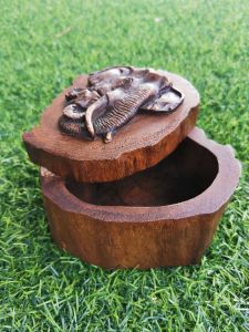 ตลับไม้สัก ตลับฝาหมุน รูปทรงไม้ธรรมชาติ ใส่ของกระจุกกระจิก กว้างโดยประมาณ 4 นิ้ว สูง2.5นิ้ว (ไซด์ m)