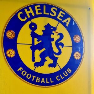 โลโก้เชลซีขนาด 50 * 50 เซนติเมตรเหล็กหนา 3 มิลลิเมตรน้ำหนัก 4.2 กิโลกรัมวัสดุเหล็กตัดเลเซอร์สวยเส้นคมทำสีเหมือนจริงสีพ่นรถยนต์ภายนอกสี 2K ไม่ลอกไม่ร่อนไม่เป็นสนิมเงาทนฝุ่นไม่จับติดตั้งได้ทั้งภายนอกภายในอาคารทนแดดทนฝนทุกสภาวะอากาศ