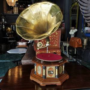 เครื่อง​เล่น​แผ่นเสียง​ gramophone​ ปากแตร รุ่นแปดเหลี่ยม  แบบไขลาน Classic ย้อนยุค​ ฟังได้ สภาพสมบูรณ์ พร้อมฟัง  หายาก น่าสะสม