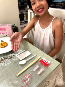 500 Bộ đồ ăn dùng một lần MUỖNG TRẮNG ( Đũa + Thìa + Tăm + Giấy ăn )