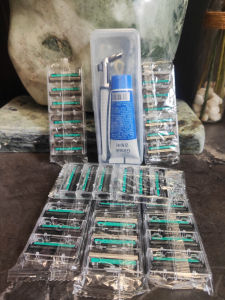 1 sét dao cạo râu gồm 36 lưỡi 1 tuýt kem 1 cây cạo tiện lợi tiết kiệm