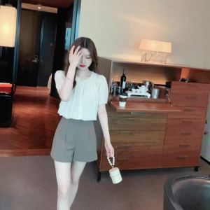 Ammin 2024 mùa hè mới xếp li rộng cổ tròn Áo cánh vải voan phong cách Hàn Quốc ngọc trai Một hàng khuy ngọt ngào tay áo bong bóng giản dị áo blouse thanh lịch