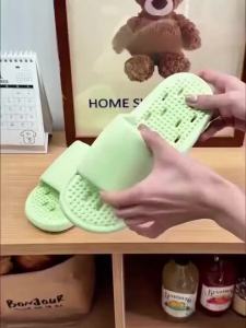 รองเท้าในสำหรับคู่ที่ใช้ในห้องน้ำที่บ้าน โดยมีรูปแบบโหว่งและป้องกันการรั่วไหล