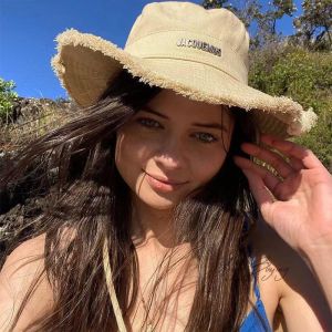 Mũ Ngư Dân Chống Nắng Chất Lượng Cao In Chữ JACQUEMUS Kiểu Pháp / Nhãn Kim Loại / Thích Hợp Đi Du Lịch/Đi Biển Nón Vành Rộng Chống Nắng phụ mũ đi biển nữ