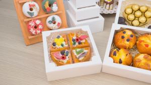 20pcs 8x8x2.5 Inch White Bakery Boxes Cookie Boxes with Window Treat Boxes Dessert Boxes for CookiePastryDonutMuffinsChocolateCupcake and Pie for Gift Giving