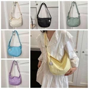 DVFDA ผ้าลูกฟูก กระเป๋าสะพายไหล่ลายตารางวาฟเฟิล จุได้มาก สไตล์เกาหลีแบบ กระเป๋าสะพายไหล่สีทึบ ง่ายๆ ผ้าคอตตอน กระเป๋าถือพร้อมจี้ สาวๆ