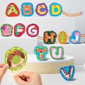 TESDFD Giáo dục Bảng dây cho trẻ em Kỹ năng vận động tinh Gỗ Thẻ học may chữ Thẻ bảng chữ cái nối chuỗi Đầy màu sắc Đồ chơi thẻ buộc dây cho trẻ em Cô gái chàng trai