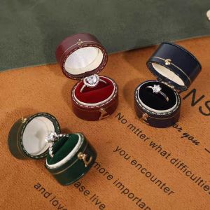 YAOO ที่วางจอแสดงผล กล่องใส่แหวนหมั้น ประณีตประณีตประณีต กำมะหยี่หนังแท้ กล่องเก็บเครื่องประดับ กันฝุ่นกันฝุ่น สายรัดหัวเข็มขัด กล่องใส่แหวนขนาดเล็ก ใช้ได้ทุกเพศ