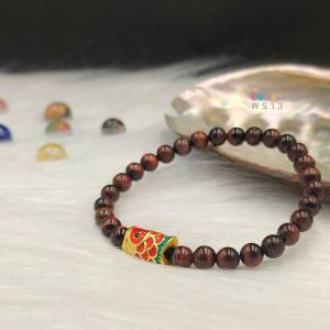“พราว” สร้อยข้อมือ หินตาเสือสีแดง (Red Tiger Eye)❤️❤️ หินแห่งการปกป้อง ขนาดหิน 6 มิล  + ชาร์มปลาคาร์ป (โลหะชุบ) ขนาดยาว 1.5 ซม. เสริมความมั่งคั่งและความโชคดี 🍀
