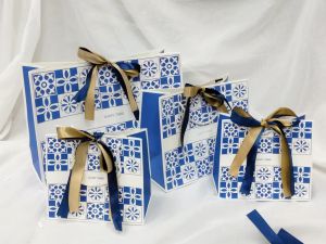 HUI ถุงกระดาษสวย ถุงใส่ของสินค้า ผูกโบว์ ลายเเบบใหม่ ของชำร่วย พร้อมส่ง