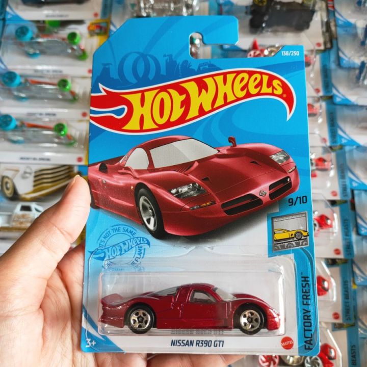 Hot Wheels Nissan R390 GT1 (Rot) – 1:64, Factory Fresh 2021, Serie 9/10, Inkl. KLAS Car Keeper Schutzhülle