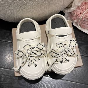 KDAShop สินค้าเข้าใหม่แนะนำ รองเท้าแตะแฟชั่นสไตล์เกาหลี รองเท้าหัวโตส้นหนาแต่งเชือกผูกรองเท้าพื้นนุ่มใส่สบายไม่กันลื่น สีพื้นน่ารักไม่ซ้ำใคร