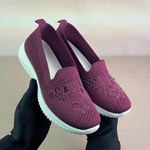 รองเท้าผู้หญิงปักลายดอกไม้ฤดูร้อน รองเท้าแบนถักที่ระบายอากาศได้ รองเท้าลำลองลายดอกไม้จีน 2025 รองเท้าใหม่สำหรับผู้หญิง