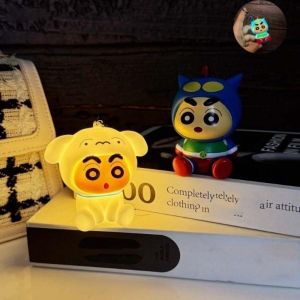 เซลล์ปุ่มเครยอนชินจังพวงกุญแจกระเป๋าเสน่ห์จี้น่ารักสไตล์ญี่ปุ่นอะนิเมะการ์ตูนไฟกลางคืน