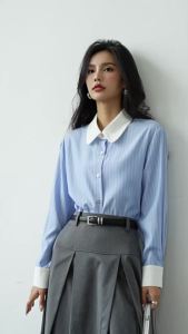 Ammin 2024แฟชั่นฤดูใบไม้ผลิคอสีตัดกันลายทางอารมณ์เสื้อสีฟ้าเสื้อสไตล์เกาหลีหลวมๆเข้าได้กับทุกเสื้อเชิ้ตมีลายแขนพัฟสำหรับผู้หญิง