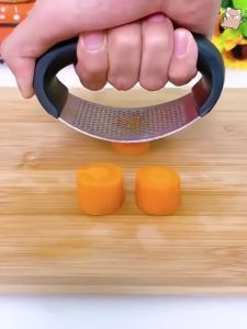 อุปกรณ์สำหรับบดกระเทียมแบบมือ เครื่องมือบดกระเทียม เครื่องบดสแตนเลส อุปกรณ์บดกระเทียมสำหรับใช้ในบ้าน เครื่องครัว