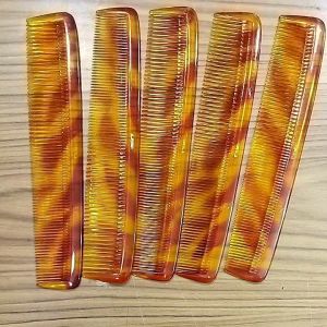 Sisir Pangkas Barbershop: Sisir Coklat Mudah Digunakan