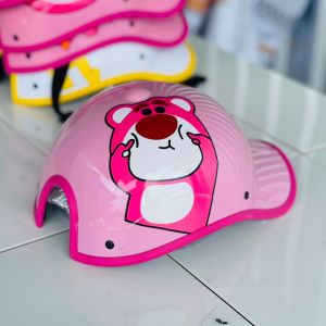 Mũ Bảo Hiểm Lưỡi Trai Gấu Dâu Có Lỗ Phía Sau .