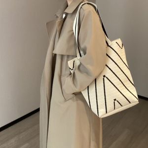 Female niche design of handbag with wave pattern knitted shoulder bag for shopping on the street large capacity bag