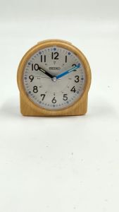 100% ORIGINAL SEIKO Quiet Sweep Alarm Beep Light Desk Table Clock QHE210 [Jam Loceng]