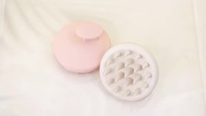 Bàn chải gội đầu kiêm dụng cụ massage da đầu AIMIKE chất liệu silicon mềm mại. Dùng để gội đầu loại bỏ gàu và kích thích lưu thông máu lược chải da đầu và lược tẩy tế bào chết sử dụng được trên da đầu khô và ướt.