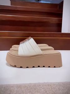 [Free Shipping] Thick-soled leather pleated high-heeled sandals for women 2026 summer new versatile casual outdoor height-increasing sandals