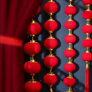 Những chiếc đèn lồng lớn màu đỏ được treo làm vật trang trí trên các cây trong sân. 2026 Lễ mừng năm mới lời chúc mừng năm mới nhỏ Tết Nguyên đán đồ trang trí tân gia