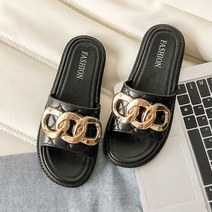 LEAShop รุ่นใหม่  รองเท้าแฟชั่นผญ2023 รองเท้าแบบสวมพื้นบาง แต่งโซ่ทอง เก๋ๆ ใส่ได้หลายโอกาส ลุคไหนก็แมทซ์ได้ ใส่ได้ทุกโอากาศ เผื่อไซซ์ด้วยนะ รุ่นนี้หน้าเท้าแคบจ้า เริ่ดสุด