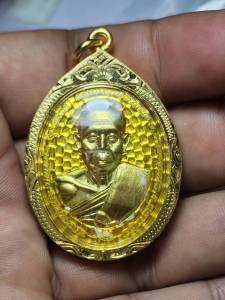 ชุดหลวงปู่หลิว วัดไร่แตงทอง ชนะจน เนื้อ ระฆังทองลงยาสีเหลือง เลขโค๊ต 109