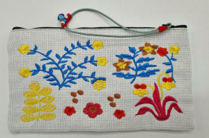 Ví vải thêu hình có gắn dây đeo tay lục lạc MẪU MỚI hàng đẹp 1163 (ảnh tự chụp)