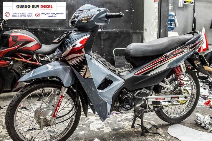 Tem%20tr%C3%B9m%20xe%20m%C3%A1y%20wave%20c%C3%A1%20m%E1%BA%ADp%20Shark%20x%C3%A1m%20xi%20m%C4%83ng%20-%20%C4%90%E1%BB%99%20tem%20xe%20m%C3%A1y%20wave%20thi%E1%BA%BFt%20k%E1%BA%BF%20theo%20y%C3%AAu%20c%E1%BA%A7u%20-%20Ch%E1%BA%BF%20tem%20tr%C3%B9m%20xe%20m%C3%A1y%20wave%20r%E1%BA%BB%20%C4%91%E1%BA%B9p%20-%20Image%202