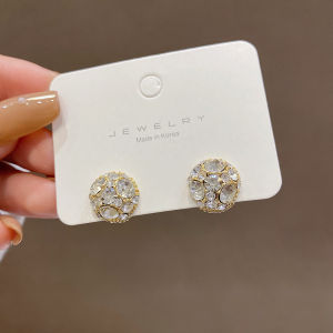 TikTok ต่างหูหินดูดเหล็กแบบไม่มีรูหูสำหรับผู้หญิงที่หนีบหูเพทายออกแบบแฟลชสุดๆแบบเรียบง่ายเฉพาะกลุ่มเครื่องประดับหู