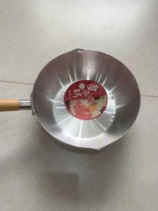 Nồi nhôm có tay cầm cán gỗ 22cm